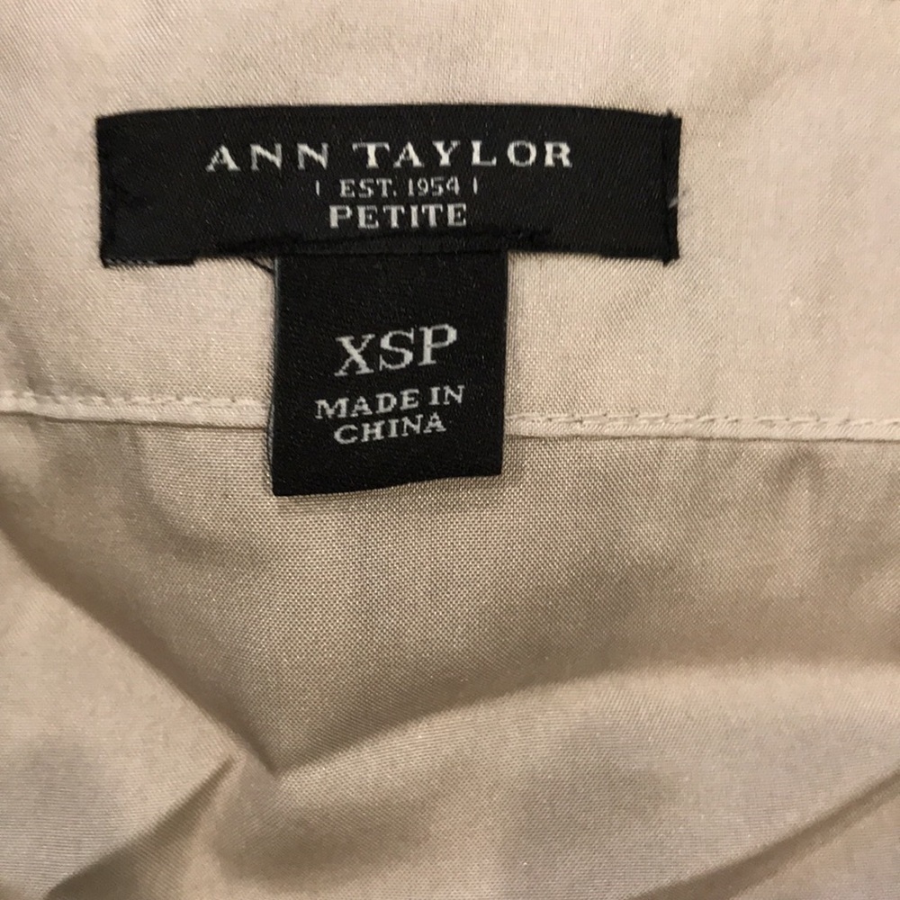 2/$25 ANN TAYLOR Petite Beige Sleeveless Silk Button Down Blouse Size XS - Picture 7 of 8